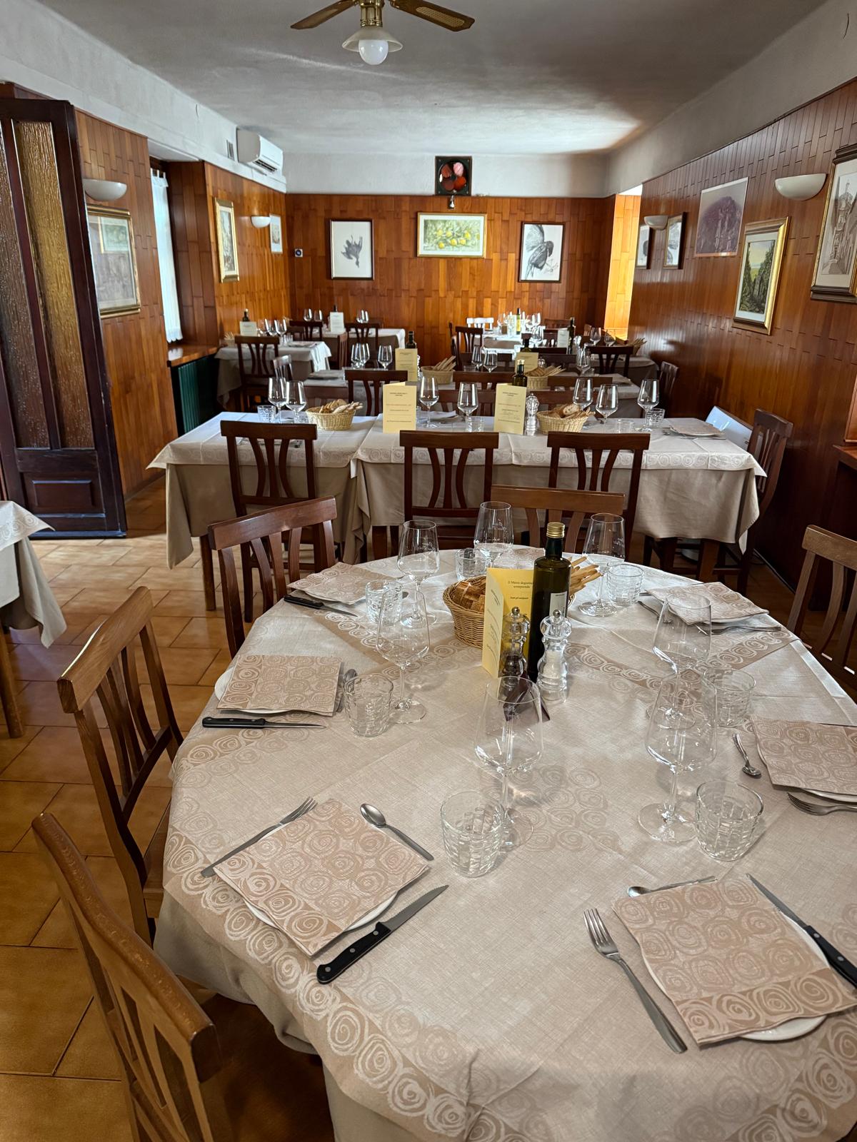 La sala principale dell'osteria